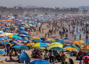 ¿Distanciamiento? Abarrotan las playas de Estados Unidos en Labor Day