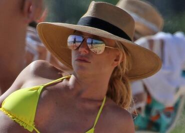 Britney Spears se quita la ropa en público y luce más atrevida que nunca