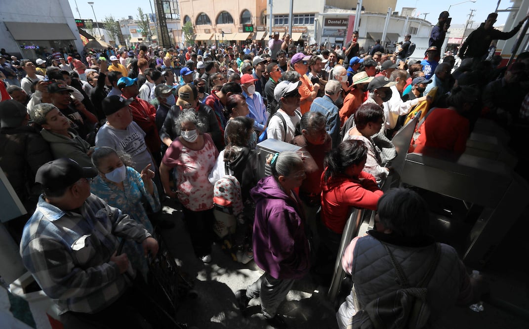 Cientos de migrantes arribaron al Puente Internacional Paso del Norte, en Ciudad Juárez, luego de que se corrió el rumor de que podrían ingresar a la ciudad de El Paso Texas. EFE/Luis Torres