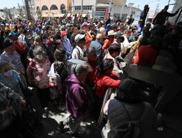 Migrantes colapsan paso fronterizo entre México y EU por falso rumor