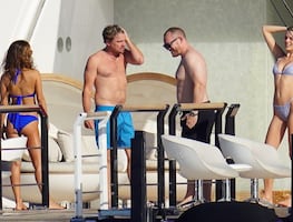 Captan a Leonardo DiCaprio, de 48 años, con supermodelos en St. Barts