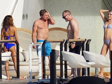 Captan a Leonardo DiCaprio, de 48 años, con supermodelos en St. Barts