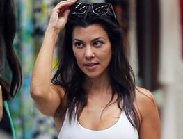 Kourtney Kardashian y el atuendo braless que lució en Beverly Hills