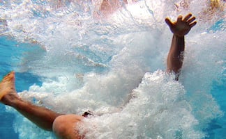 Adolescente con autismo se ahoga en piscina; el padre se declara culpable