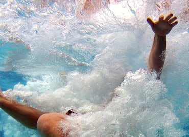 Adolescente con autismo se ahoga en piscina; el padre se declara culpable