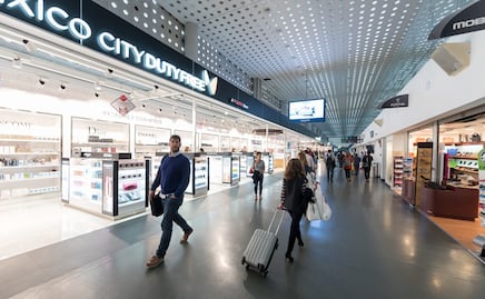 Balacera en el Aeropuerto Internacional de la Ciudad de México deja a policía herido y un detenido