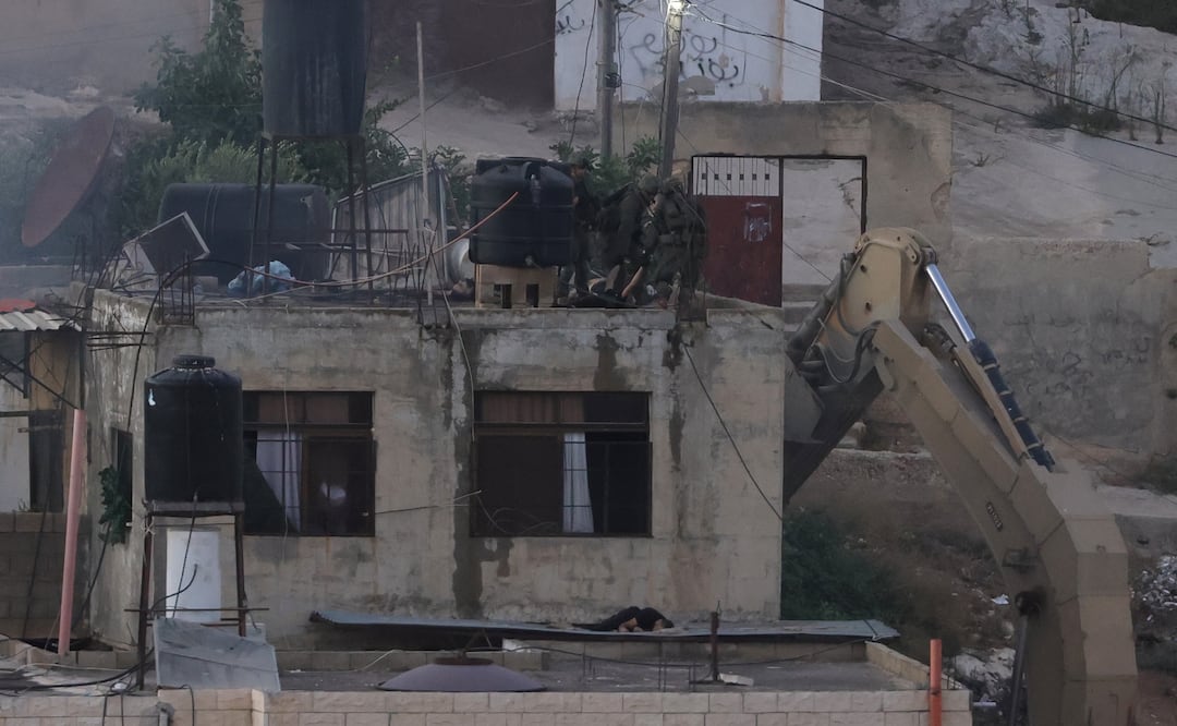 Reportan que soldados israelíes arrojaron desde techos los cuerpos de 4 personas durante redada en Cisjordania. (Yenín) EFE/EPA/ALAA BADARNEH