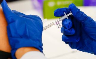 EU sopesa ofrecer en otoño vacunas adaptadas a mutaciones del coronavirus