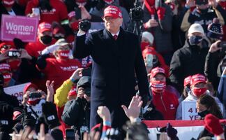 "¡Paren el recuento!", clama Trump mientras Biden pide contar cada voto