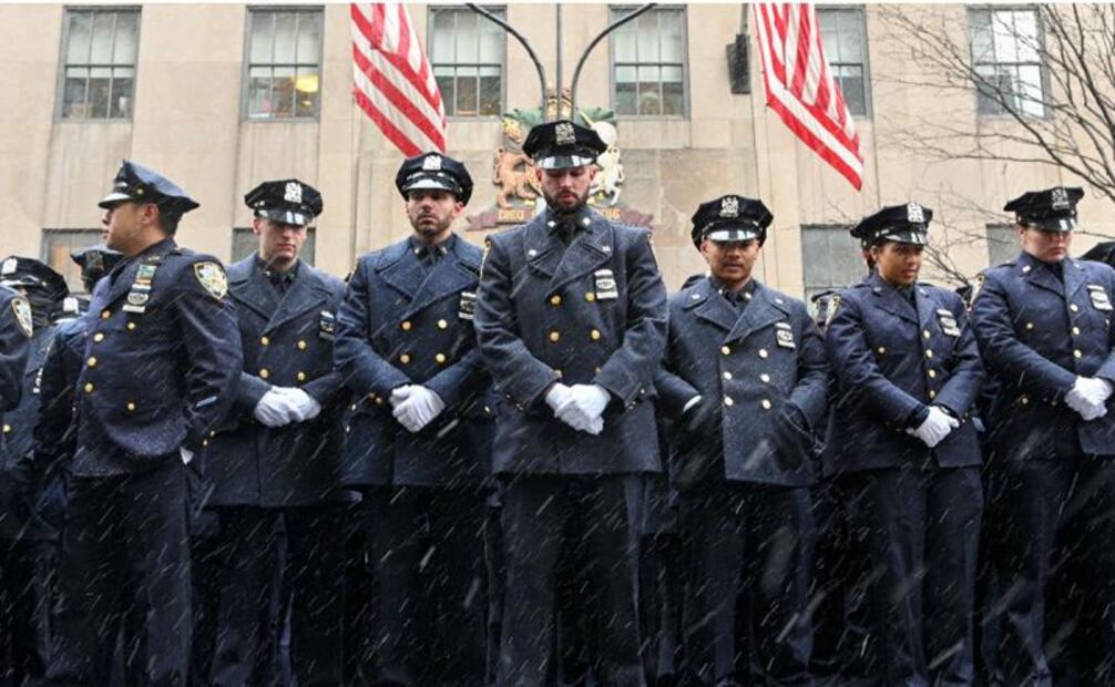 Miles de policías toman la Quinta Avenida de NY para despedir a agente muerto
