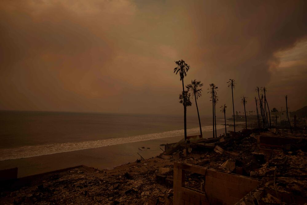 ¿Qué son los vientos de Santa Ana que avivan los incendios forestales en California?  (Photo by Eric Thayer / GETTY IMAGES NORTH AMERICA / Getty Images via AFP)