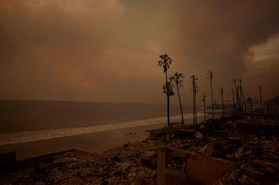 ¿Qué son los vientos de Santa Ana que avivan los incendios forestales en California?