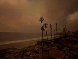 ¿Qué son los vientos de Santa Ana que avivan los incendios forestales en California?