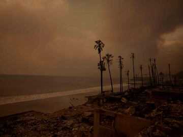 ¿Qué son los vientos de Santa Ana que avivan los incendios forestales en California?