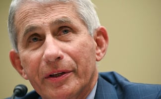 Impacto de virus en EU sería menor de haber seguido la ciencia, dice Fauci