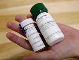 Gobierno de Biden aprueba facilitar el acceso al aborto mediante píldoras