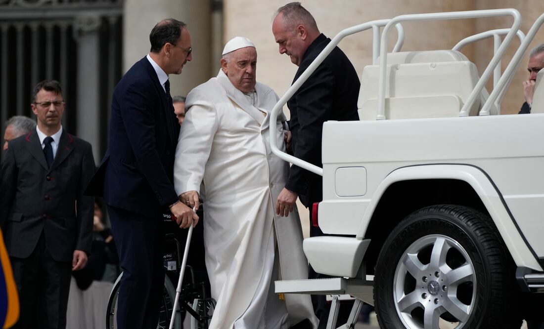 El papa Francisco fue ingresado al hospital Gemelli de Roma por problemas respiratorios. (AP Photo/Alessandra Tarantino)