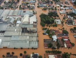 Van 76 muertos por las devastadoras inundaciones en el sur de Brasil