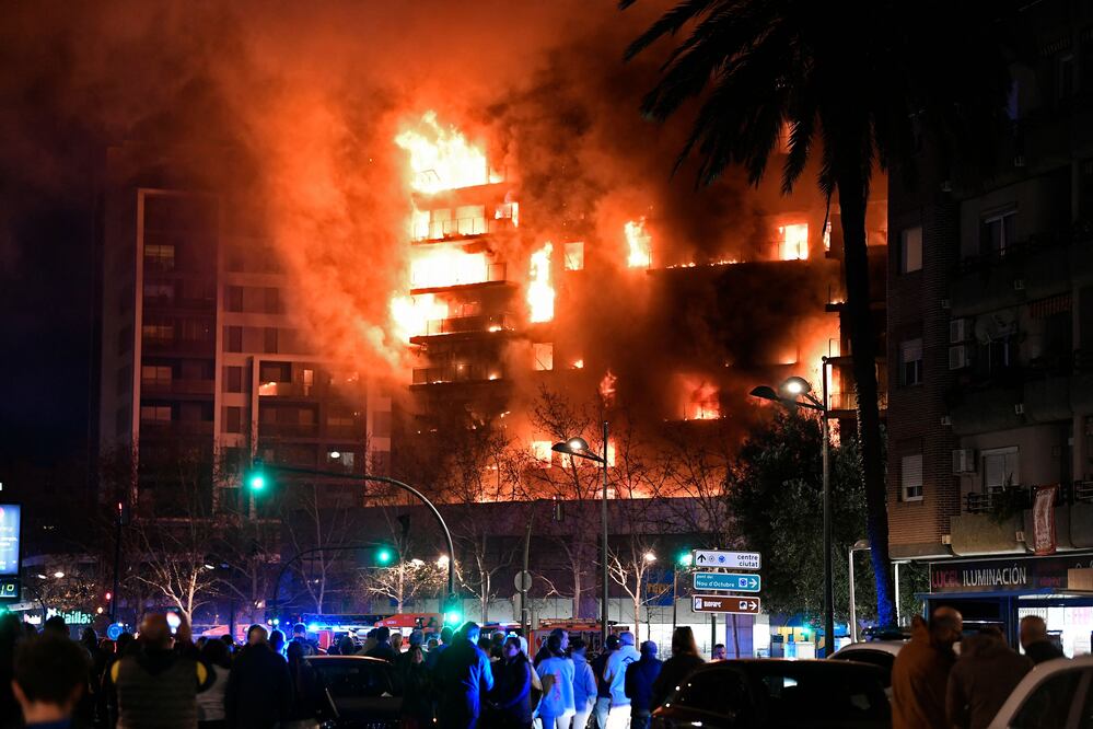 Tragedia en Valencia: Suman 10 muertos en devastador incendio de edificio residencial. (Photo by Jose Jordan / AFP)
