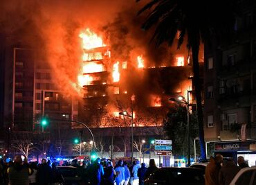 Tragedia en Valencia: Suman 10 muertos en devastador incendio de edificio residencial. FOTOS