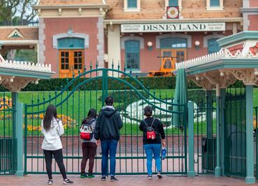 ‘Imposibles’, funcionario de Disneyland critica requisitos de reapertura