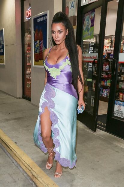 Kim Kardashian delinea su figura con vestido ceñido y satinado 