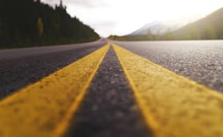 Choca camioneta sobrecargada con 25 pasajeros en Texas; mueren 11