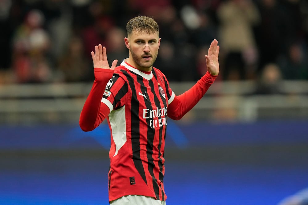 ¡Nuevo ídolo en el Milan! Santiago Giménez brilla a los 40 segundos y rompe récord en Champions. VIDEO (AP Photo/Luca Bruno)