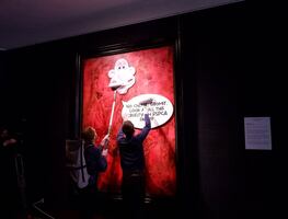 Vandalizan retrato del Rey Carlos III con pegatina de Wallace