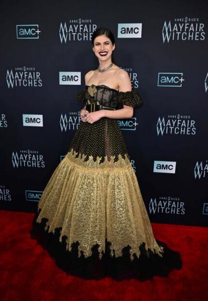 Alexandra Daddario conquista con vestido de transparencias y escote