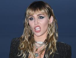 Miley Cyrus presume look con transparencias en grabación de video