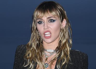 Miley Cyrus presume look con transparencias en grabación de video