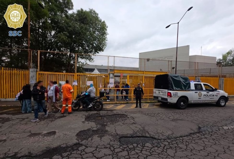 ¿Qué pasa en la Prepa 1 de la UNAM? Reportan presencia de jóvenes encapuchados dentro del plantel. Foto @SSC_CDMX