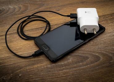 Avala Unión Europea cargador universal para celulares y otros dispositivos