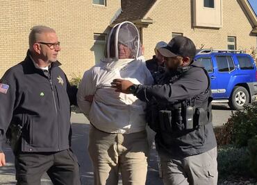 Mujer suelta enjambre de abejas contra grupo de policías