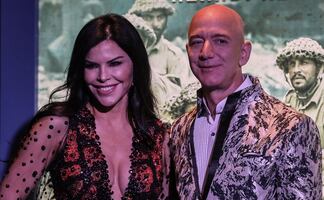 Así vacacionan el fundador de Amazon y su novia por Cabo San Lucas