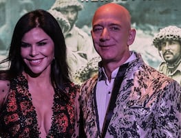 Así vacacionan el fundador de Amazon y su novia por Cabo San Lucas