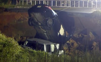 Mueren 2 tras caer autos en socavón que dejó el huracán Ida en Mississippi