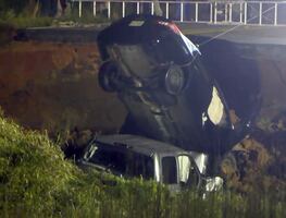 Mueren 2 tras caer autos en socavón que dejó el huracán Ida en Mississippi