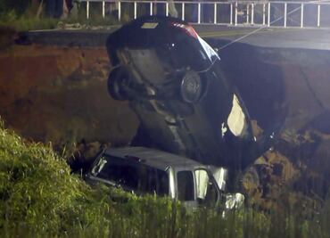 Mueren 2 tras caer autos en socavón que dejó el huracán Ida en Mississippi