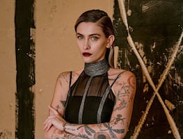 Paris Jackson se luce elegante y atrevida en vestido transparente durante sesión