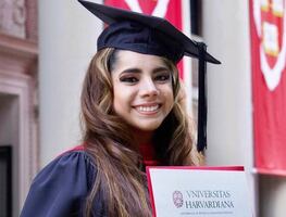 Mexicana Dafne Almazán, la más joven en graduarse de posgrado de Harvard