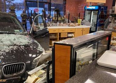 Video. Mujer se equivoca de pedal y choca contra panadería en NY