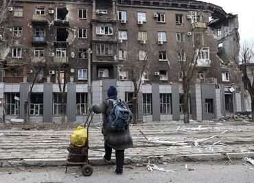 Habitantes de Mariúpol resisten refugiados y sin víveres en una acería