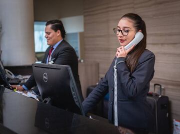 ¿Cuánto ganan los recepcionistas en EU y dónde hay más trabajo? (2023)