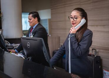 ¿Cuánto ganan los recepcionistas en EU y dónde hay más trabajo? (2023)