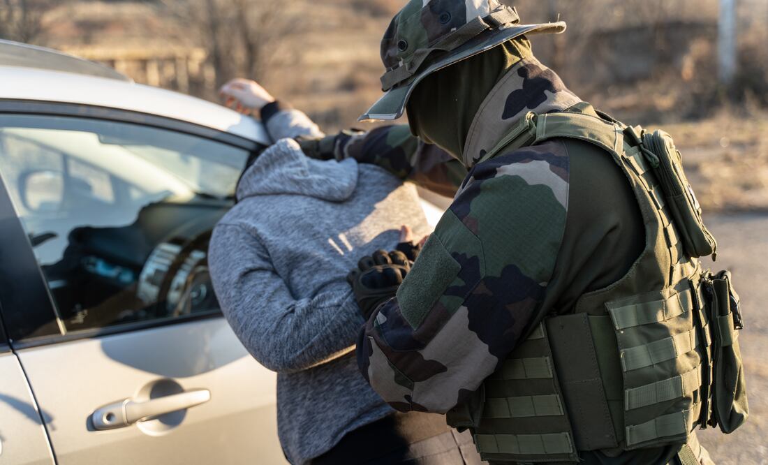 Senadores demócratas permiten que avance medida para arrestar a migrantes acusados de delitos. Foto: iStock / Miljan Živković