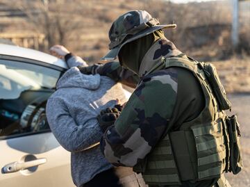 Senadores demócratas permiten que avance medida para arrestar a migrantes acusados de delitos
