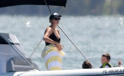 Ivanka Trump se luce con traje de baño negro en yate en Miami 