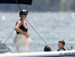 Ivanka Trump se luce con traje de baño negro en yate en Miami